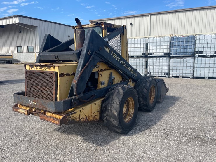 new-holland-l785-image-5