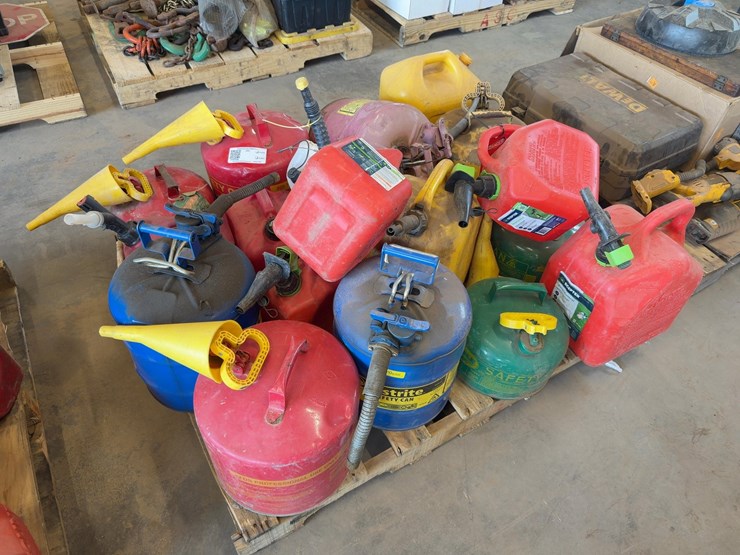 quantity-of-assorted-gas-cans-image-1