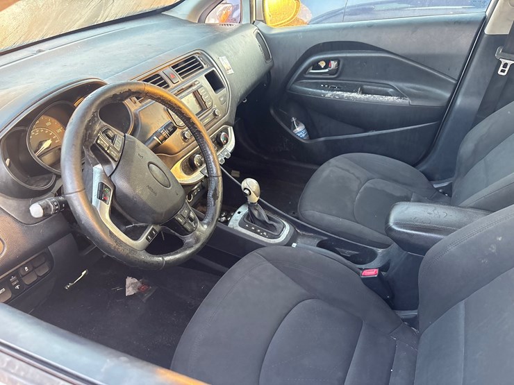 #826-•-2013-kia-rio-|-for-parts/repairs-image-6