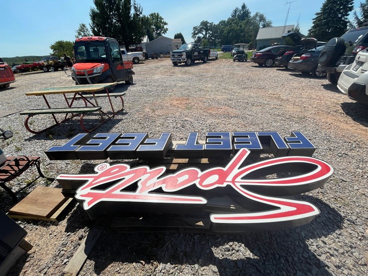 #2493-•-sports-and-fleet-feet-light-up-signs-image-4