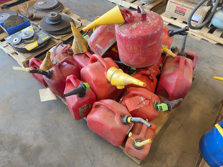 quantity-of-assorted-gas-cans-image-3