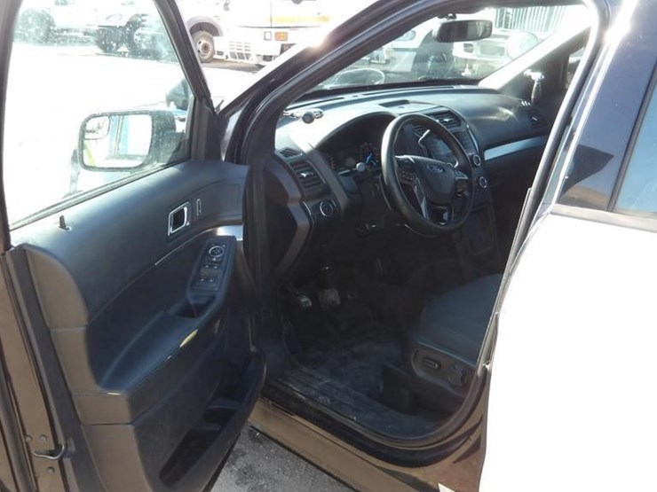 2019-ford-explorer-image-17