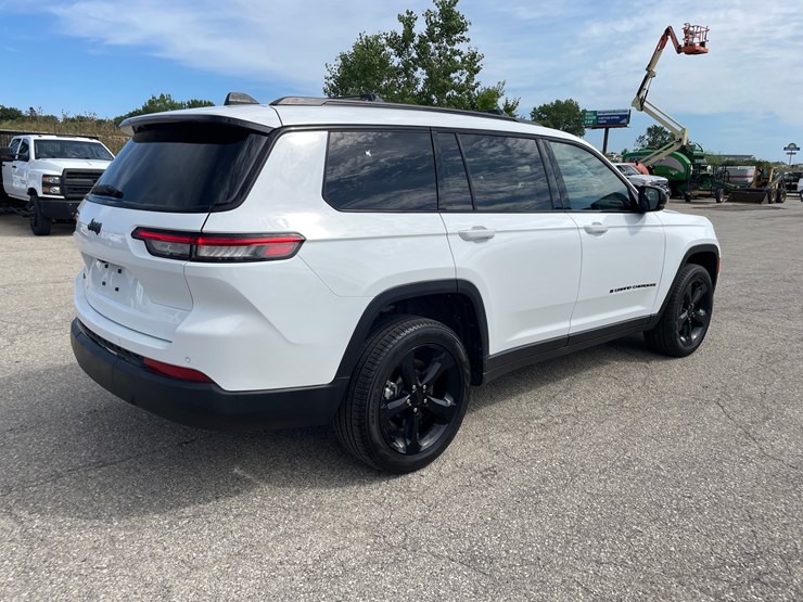2025-jeep-grand-cherokee-laredo-image-5