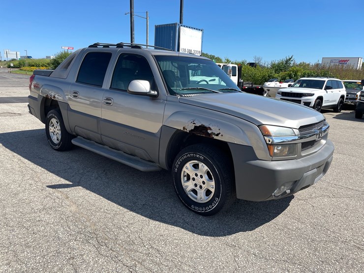 2002-chevrolet-avalanche-1500-image-3