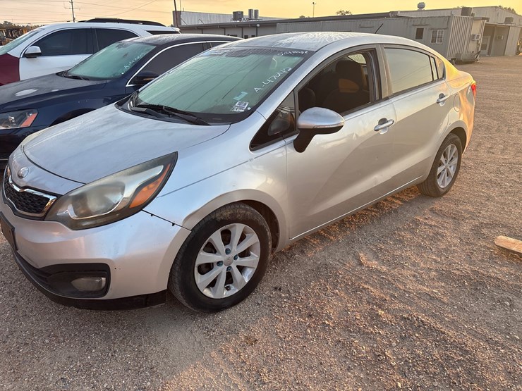 #826-•-2013-kia-rio-|-for-parts/repairs-image-1