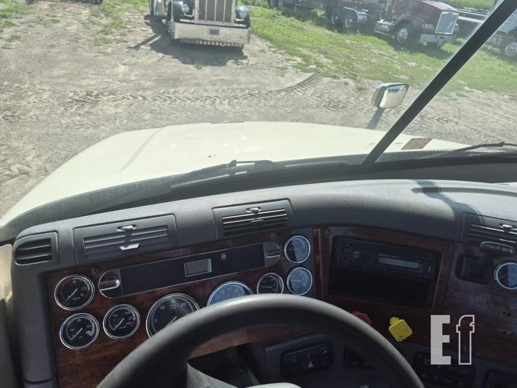 2013-freightliner-cascadia-125-image-15