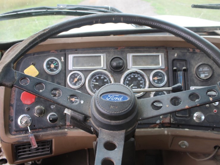 1995-ford-9000-image-12