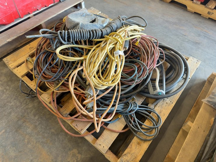 quantity-of-assorted-electrical-cords-image-1