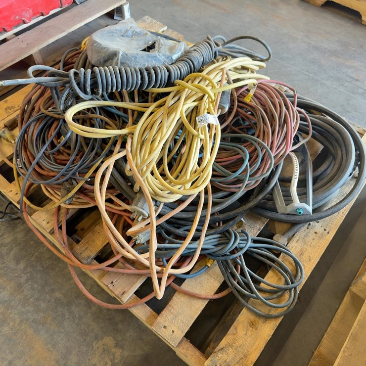 QUANTITY OF ASSORTED ELECTRICAL CORDS