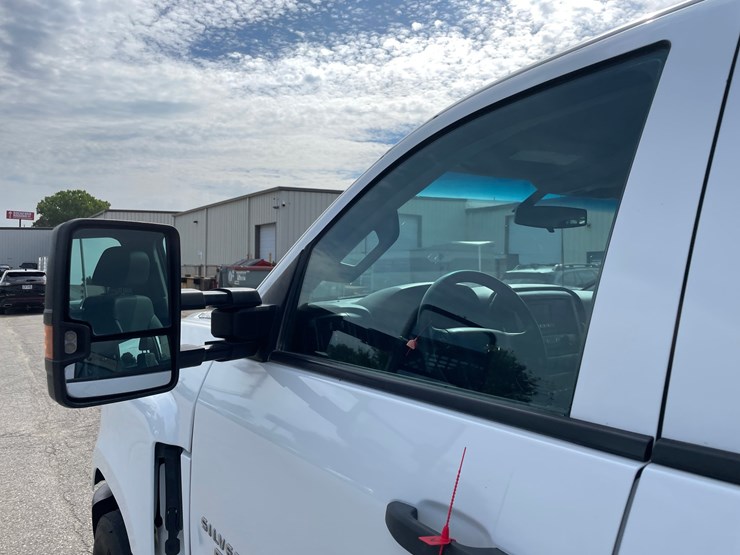 #1602-•-2022-chevrolet-6500hd-crew-cab-with-16'-flatbed-(has-wi-title)-(of)-image-16