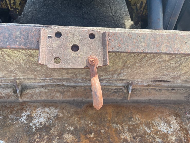 new-holland-l785-image-24