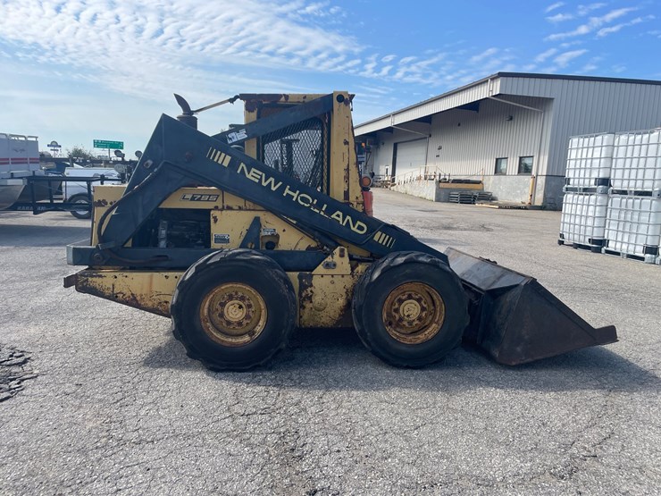 new-holland-l785-image-4