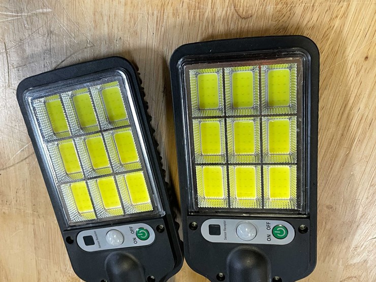 #8556-•-(2)-led-parking-lot/yard-lights-(pr13)-image-3