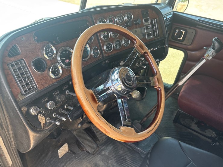 2005-peterbilt-379-image-11