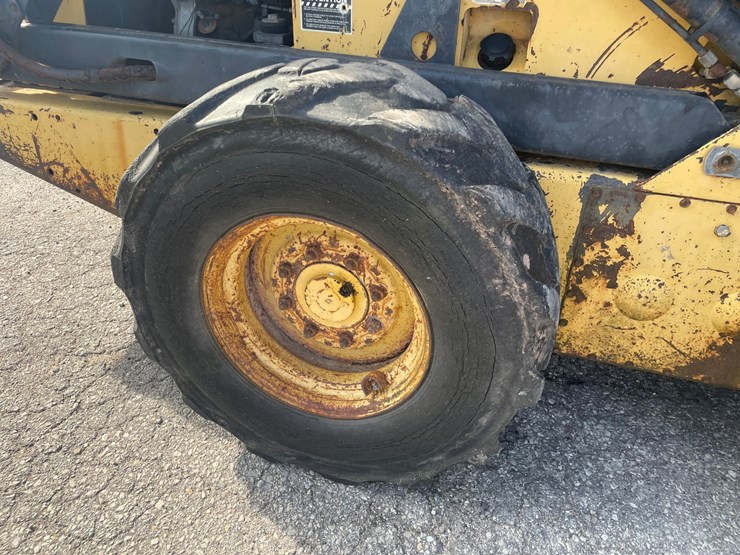 new-holland-l785-image-15