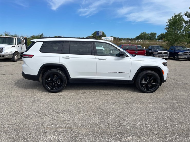 2025-jeep-grand-cherokee-laredo-image-4