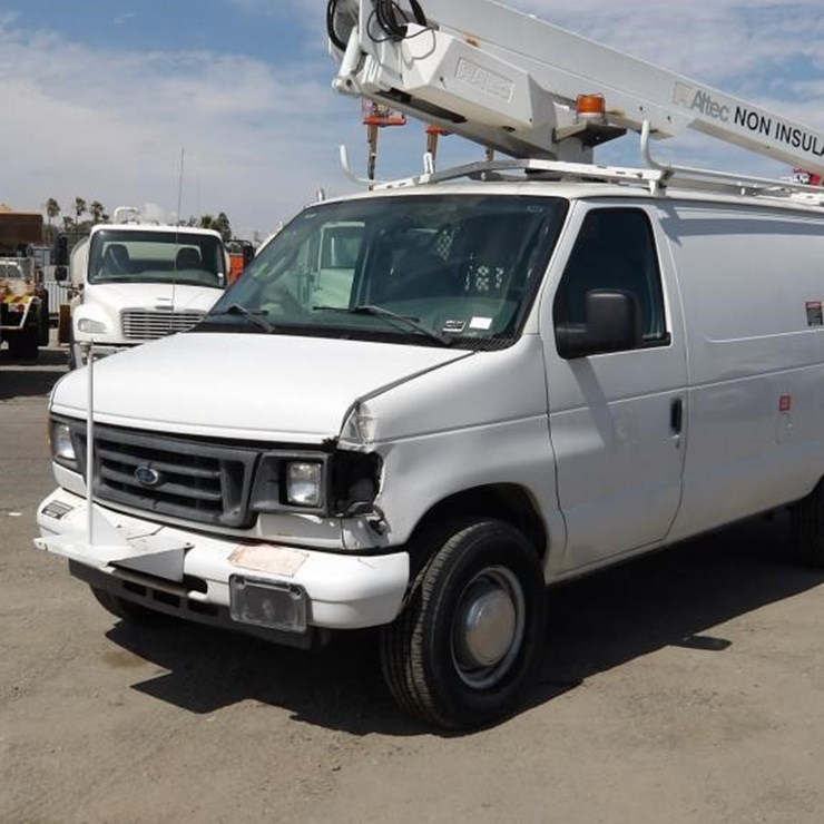 2005 FORD E350 SD