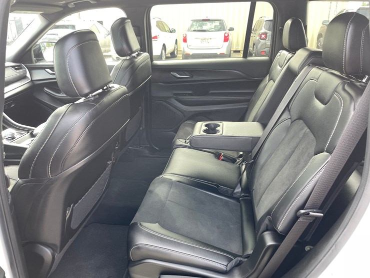 2025-jeep-grand-cherokee-laredo-image-28