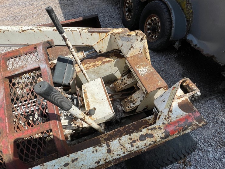 #2084-•-clark-m371-skid-loader-shell-image-16