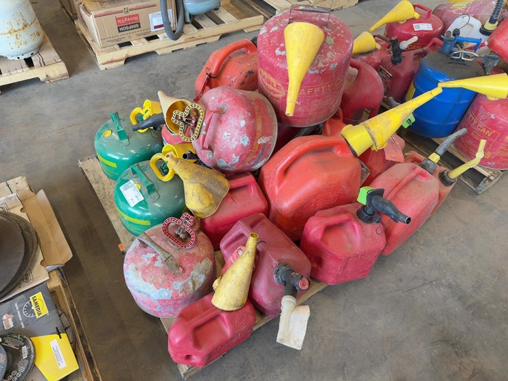 quantity-of-assorted-gas-cans-image-4