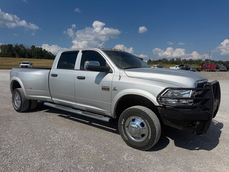 2011-dodge-ram-3500-image-3