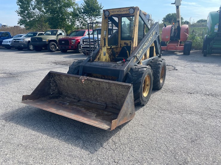 new-holland-l785-image-1