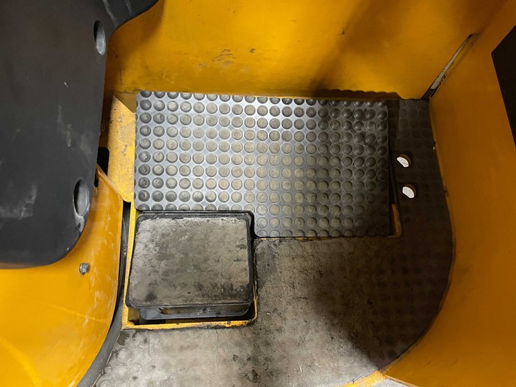 #1628-•-cat-stand-on-electric-forklift-(wall-g)-image-15
