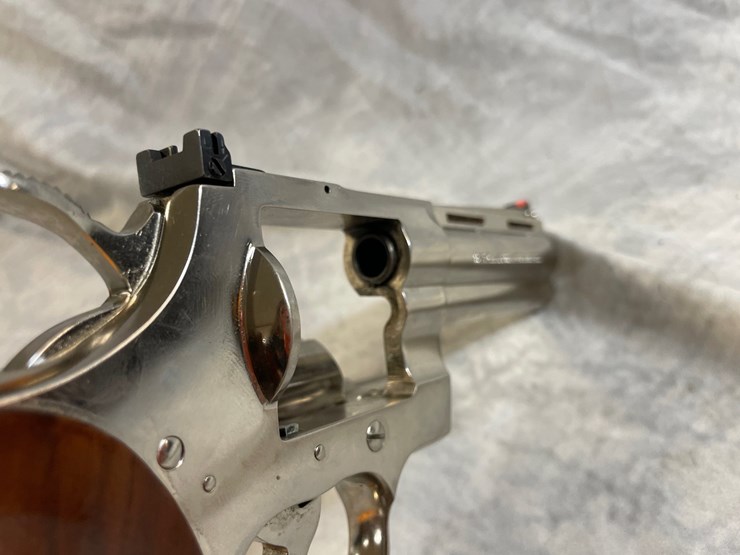 #3085-•-colt-python,-357-mag.-cal.-revolver,-sn:-v16439-image-14