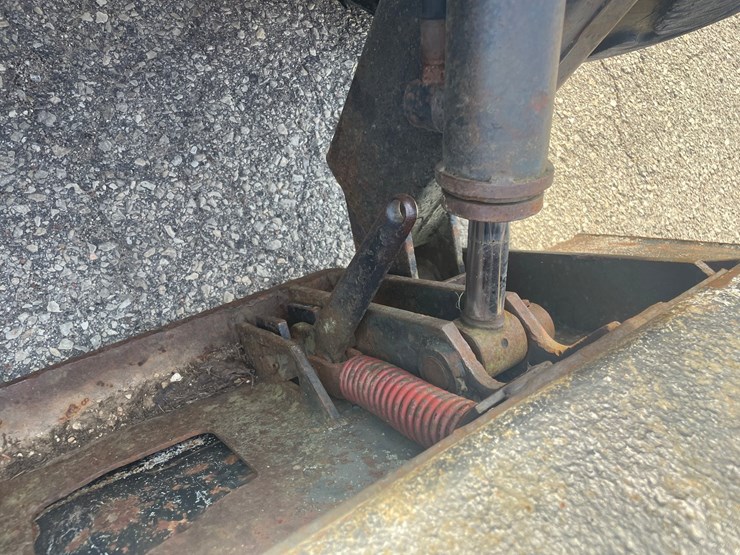 new-holland-l785-image-28