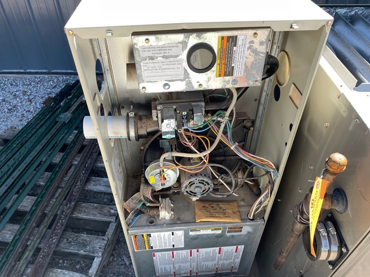 #2476-•-carrier-and-bryant-plus-90-furnaces-image-11