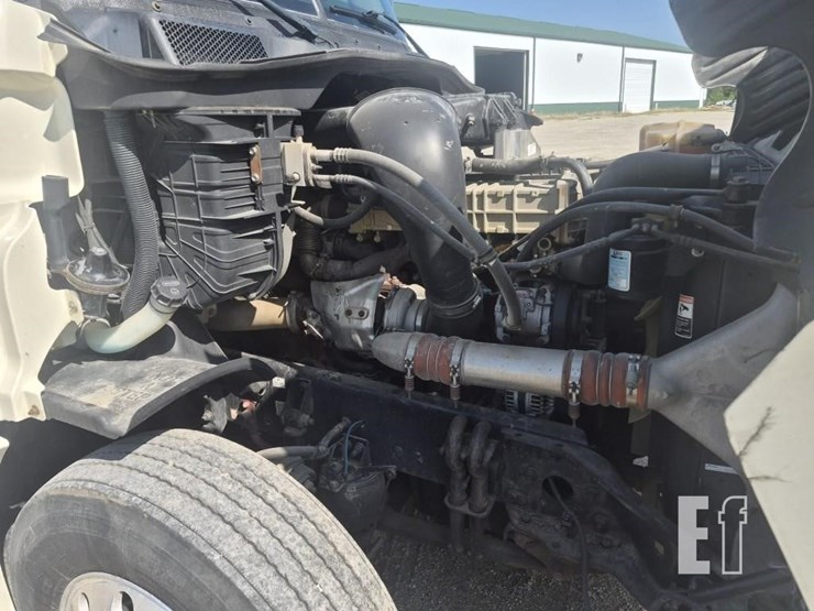 2013-freightliner-cascadia-125-image-18