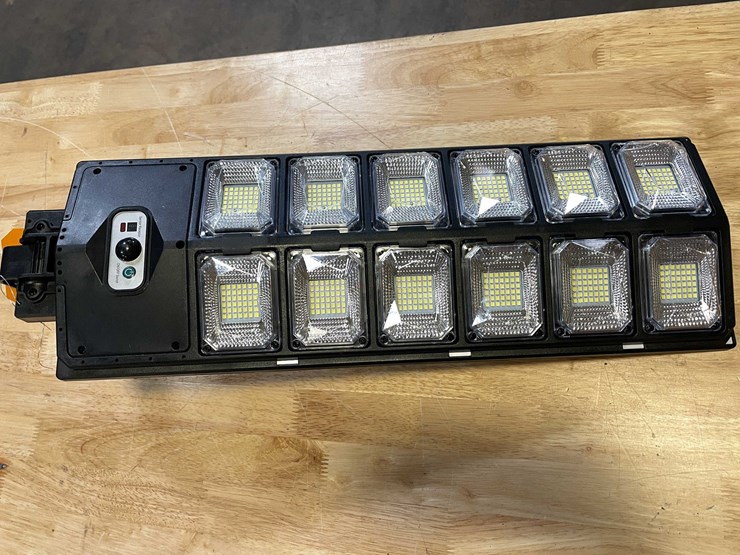 #8554-•-led-parking-lot/-yard-light-(pr13)-image-2