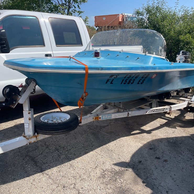 #1613 • 1958 Hunter 14' Fiberglass Boat (OF)