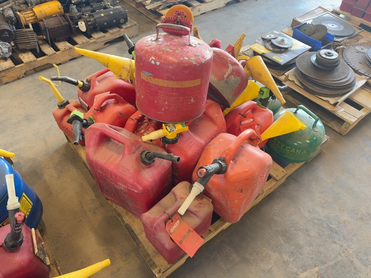 quantity-of-assorted-gas-cans-image-2