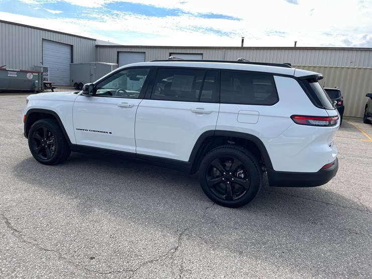 2025-jeep-grand-cherokee-laredo-image-7