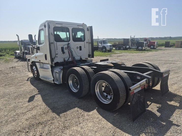 2013-freightliner-cascadia-125-image-2