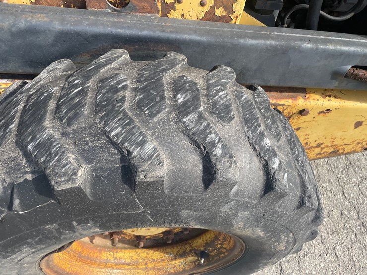 new-holland-l785-image-18