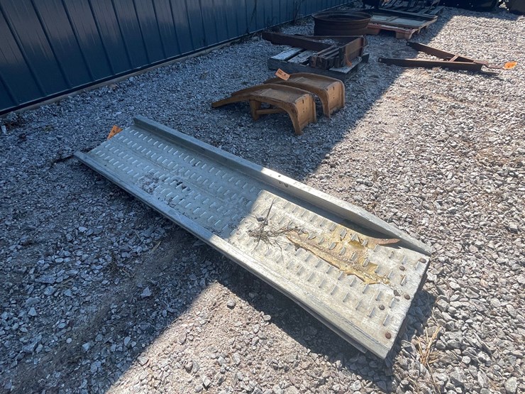 #2465-•-pair-of-aluminum-ramps-image-2