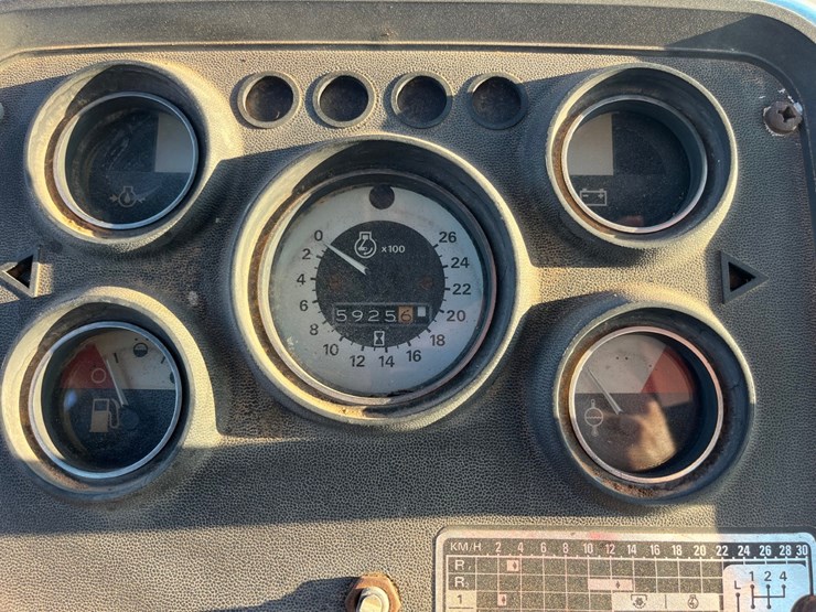 1981-ford-6700-image-23