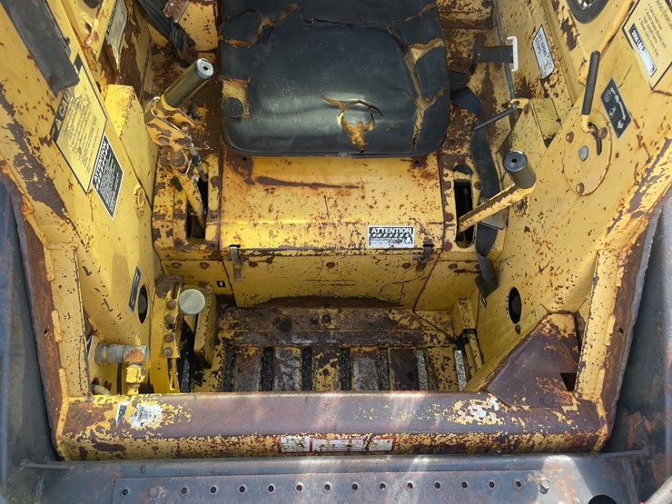 new-holland-l785-image-33