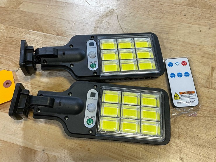 #8556-•-(2)-led-parking-lot/yard-lights-(pr13)-image-1