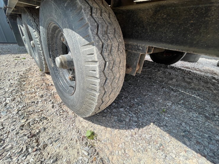 #2087-•-seed-tender-on-tri-axle-trailer-(no-title)-image-19