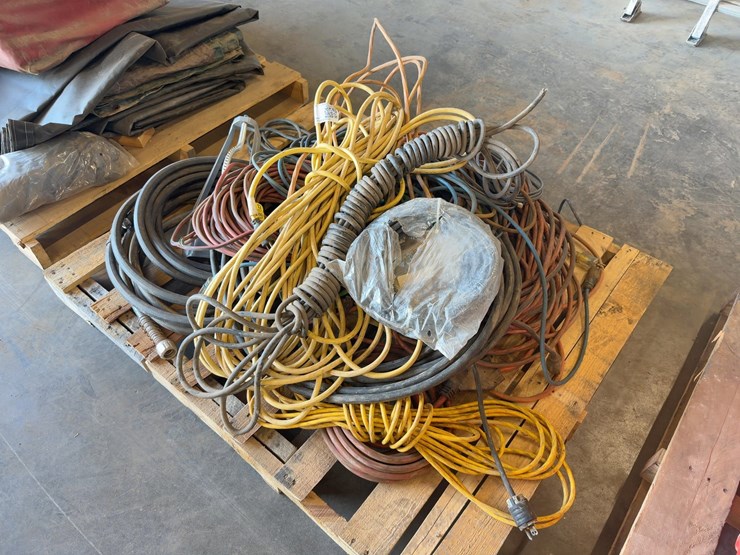 quantity-of-assorted-electrical-cords-image-3