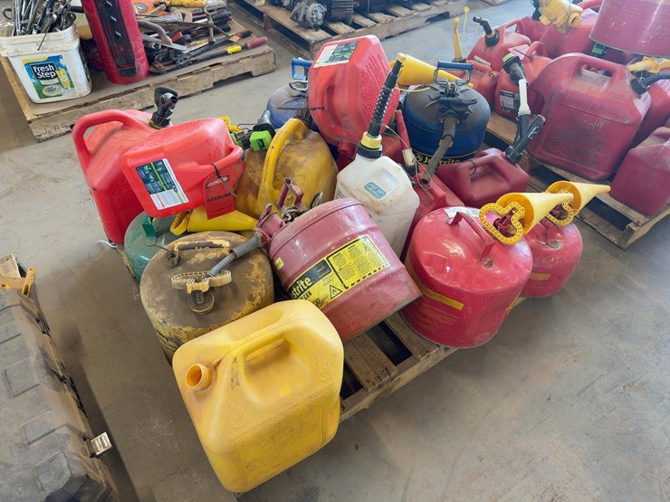quantity-of-assorted-gas-cans-image-3