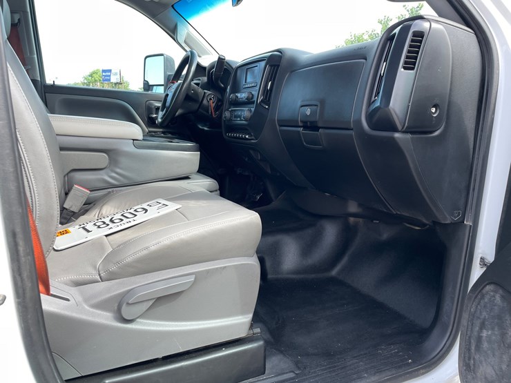 #1602-•-2022-chevrolet-6500hd-crew-cab-with-16'-flatbed-(has-wi-title)-(of)-image-39
