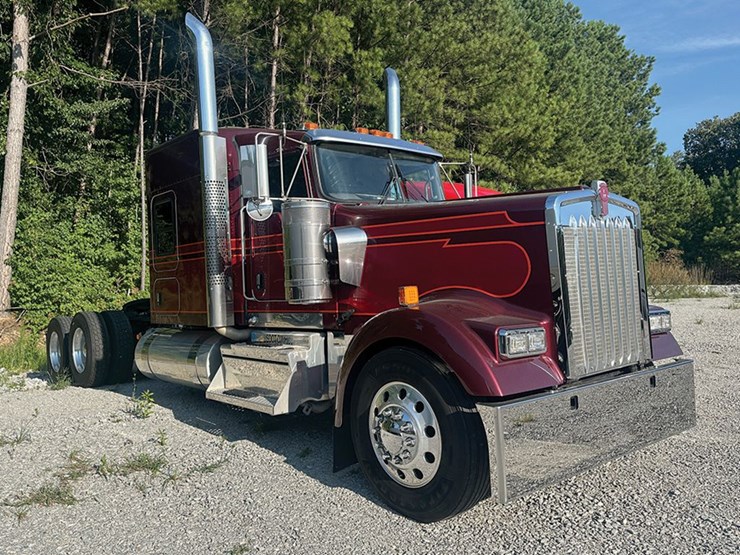 2023-kenworth-w900l-image-1