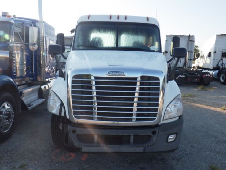 2017-freightliner-cascadia-125-image-2