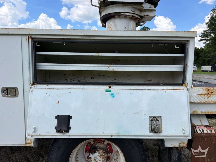 2014-freightliner-m2-106-image-17