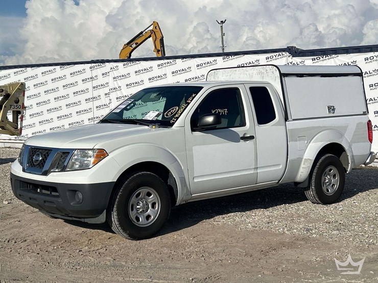 2013-nissan-ext-cab-pickup-truck-image-1