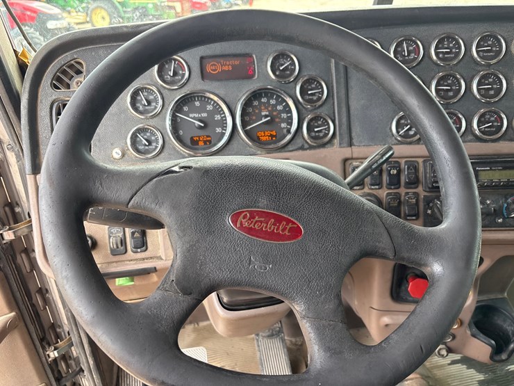 2015-peterbilt-389-image-19